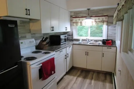 Private, Quiet, Riverfront 3 bedroom Cottage at Woy Bridge Campground & Cabins