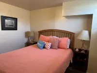 Jimmy's Beach House "A" - 1/2 block to Ludington's City Beach Family unit.