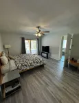 Updated luxury 4 Bed W/ KING Bed, FREE Heated Pool, Central Location 포트 샬로트 비치 공원 주변 호텔