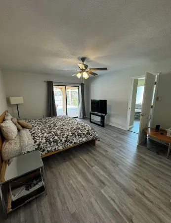 Updated luxury 4 Bed W/ KING Bed, FREE Heated Pool, Central Location Отели рядом с достопримечательностью «Кидстар Парк»