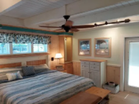 Beautiful Waterfront Hideaway Gem on Bessy Creek w/ Swim Spa, Tiki Bar Boat Lift Hotels in Palm City