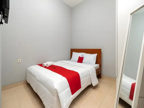 RedDoorz Near RS Sari Asih Cipondoh