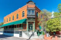Casa de Oro – Luxe Comfort in the Heart of Old Bisbee Private Yard & EV Charger!