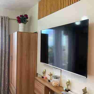 Luxury Condo-Sea View- Near Beach Rooms