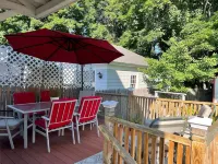 Charming 2-bedroom house in marvelous Auburn with AC, WiFi, and fenced yard. Hotels in Androscoggin County