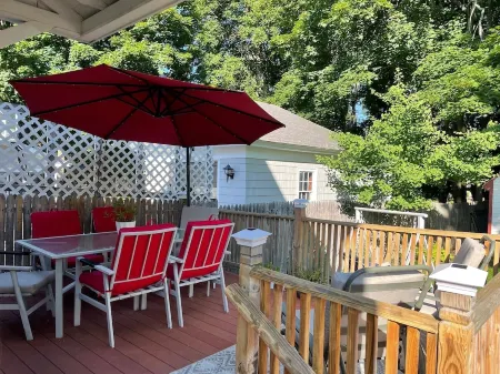 Charming 2-bedroom house in marvelous Auburn with AC, WiFi, and fenced yard.