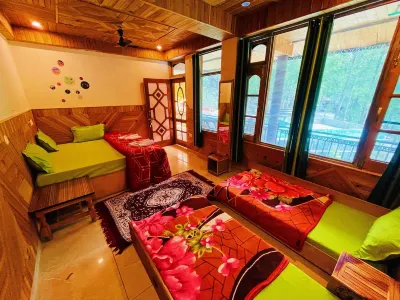 Chalo Challal Hotel & Cafe فنادق في Manikaran