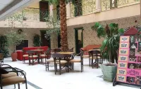 Maxwell Holiday Club - Bãi đậu xe