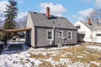 Game Room Retreat with Firepit + Gym + Sleeps 12 โรงแรมใน