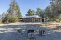 Charming 2-bedroom cabin Near Yosemite NP, High Speed WiFi in lovely Mariposa