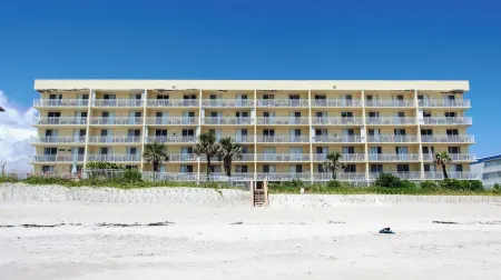 Unit 206 Charming 2-bedroom condo with WiFi, AC in peaceful Indian Harbour Beach