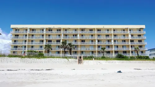 Unit 206 Charming 2-bedroom condo with WiFi, AC in peaceful Indian Harbour Beach