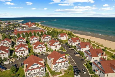 The Cottage - Newly Renovated Beachfront Condo on Lake Michigan