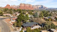 "THE VOC" an eclectic octagon house w a 360° lookout loft & RED ROCK views!