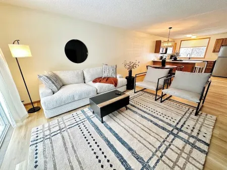 NEW - Great Location - Family Friendly - Garage - Spacious Отели рядом с достопримечательностью «Тандер Роуд»