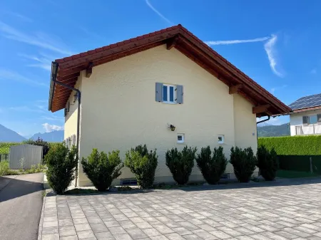 Oasis of peace with garden & mountain views near Salzburg