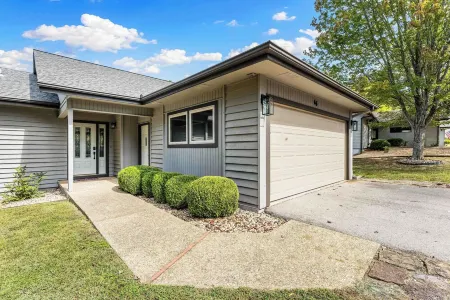 Fairway on the Trail! Cozy 2-bedroom townhome, ride out Back 40/golf course.