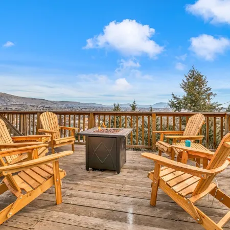 Bird’s Eye View: Spacious Home w/ Hot Tub, King Beds & Gorgeous Views
