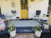 Charming 2-bedroom vintage cottage with WiFi, a/c, and other popular amenities.