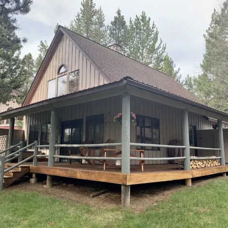 Cozy home in heart of Sunriver w/ hot tub, close to Mt Bachelor