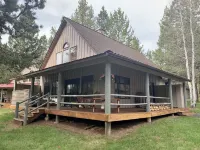 Cozy home in heart of Sunriver w/ hot tub, close to Mt Bachelor