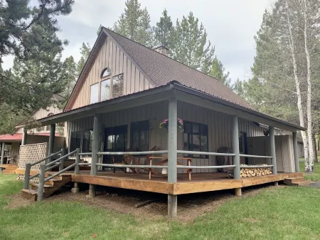 Cozy home in heart of Sunriver w/ hot tub, close to Mt Bachelor