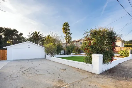 Central Thousand Oaks retreat close to shops & eats! Отели рядом с достопримечательностью «Лейк Шервуд»