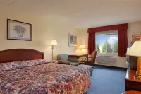 Super 8 by Wyndham Manchester Airport Hotels in Merrimack