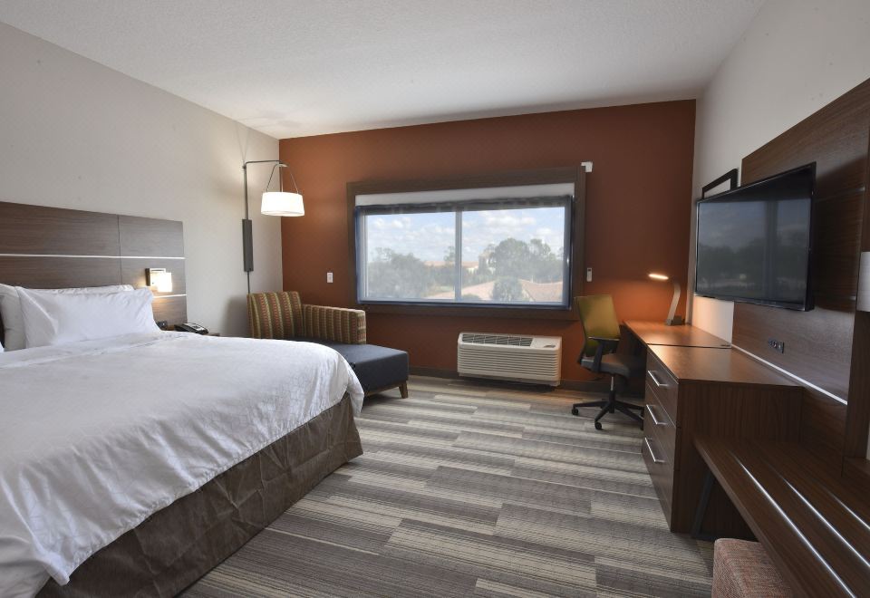 3. 홀리데이 인 익..