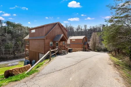 Rustic Mountain Retreat by Ghosal Luxury Lodging Отели рядом с достопримечательностью «Зоопарк Рейнфорест Адвенчерс»