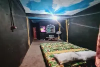 Larasati Homestay - parking
