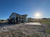 Private Hot Tub and P-Ball/B-Ball Court! Ideal Beach Access, and Golf Nearby!
