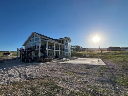 Private Hot Tub and P-Ball/B-Ball Court! Ideal Beach Access, and Golf Nearby!