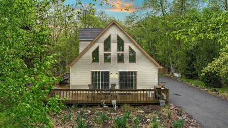 Chalet on Chalet by AvantStay Bright Cabin w Deck Fire Pit Near Lake