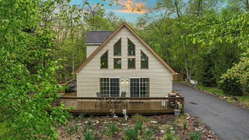 Chalet on Chalet by AvantStay Bright Cabin w Deck Fire Pit Near Lake