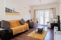 6-Bed House - Sleeps 13 - Families & Contractors Các khách sạn ở Dudley