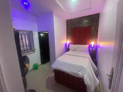 DE EMERITUS COURTYARD HOTEL Hotels near Dantata Estate shopping plaza
