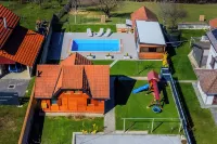 Timber Cottage With Pool and Hot Tub - Happy Rentals - piscine