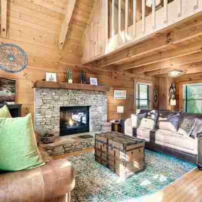 Minutes From Parkway I Private I Views I Hot tub Rooms