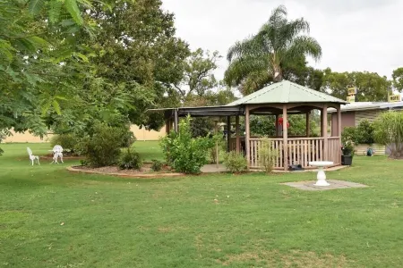 Chinchilla Motel Отели рядом с достопримечательностью «Charleys Creek Campgrounds, Chinchilla»