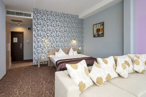 West City Hotel - Airport Shuttle