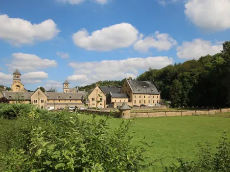 Classy Holiday Home in Martilly with Hot Tub Отели в г. Эрбёмон