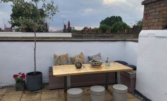 Stylish and Spacious Apartment with Terrace - Housity