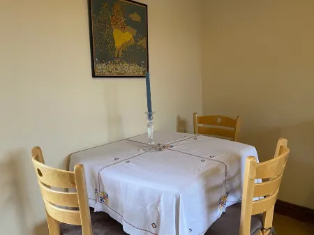 Cabin Sleeps 4 with Garden & Free Parking Отели в г. Брамптон Абботс