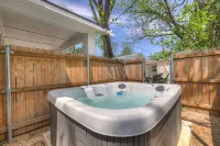 The Grove D with Hot Tub & King Beds - Walk to Main Hôtels à : Fredericksburg