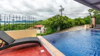 Coastal-Inspired Condo w/ Infinity Pool & Oceanview Terrace - con vistas al mar