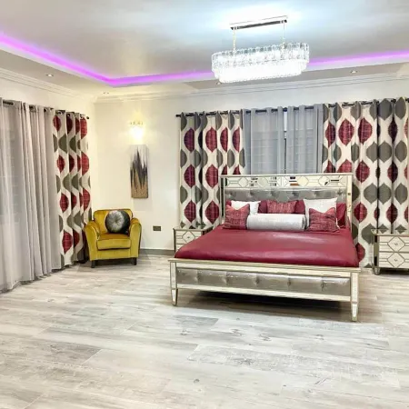 2 Bed Apartment Sleeps 4 - Jacuzzi Parking Wifi