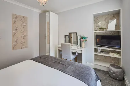 Host & Stay - Brooklands Timeless