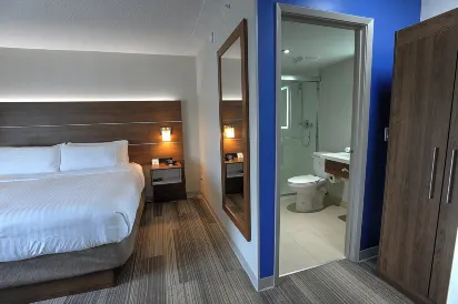 Holiday Inn Express & Suites Toronto Airport West