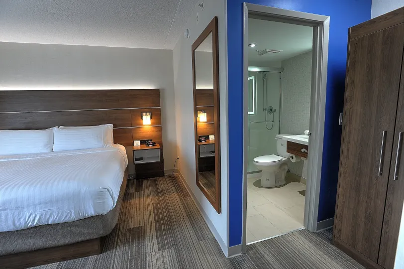 Holiday Inn Express & Suites Toronto Airport West